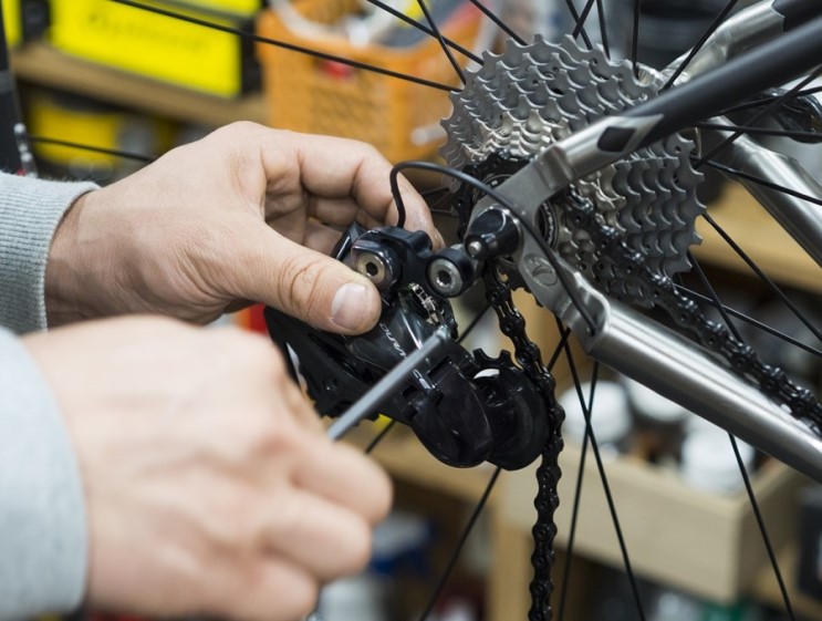 a Dura Ace rear derailler installation on a Seven ti/carbon frame's dropout