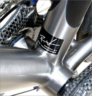 Bottom bracket cluster